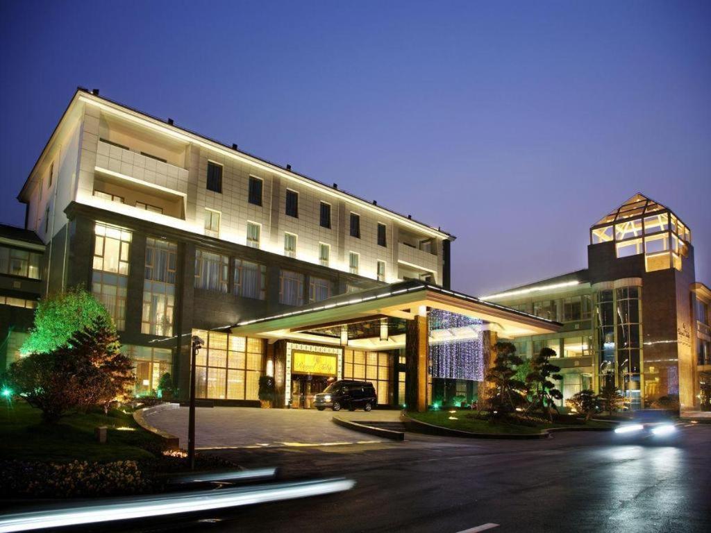 Royal Tulip Hotel Zhujiajiao Shanghai Exterior photo